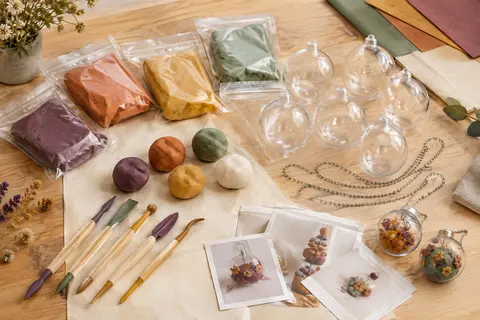 Kit d’argile colorée avec outils de modelage, boules transparentes, chaînes à billes et sacs hermétiques.